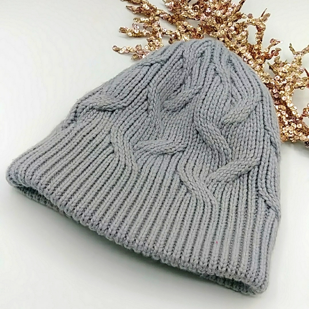 Under Armour Women's Cable Knit Beanie / Ski Cap. Grey